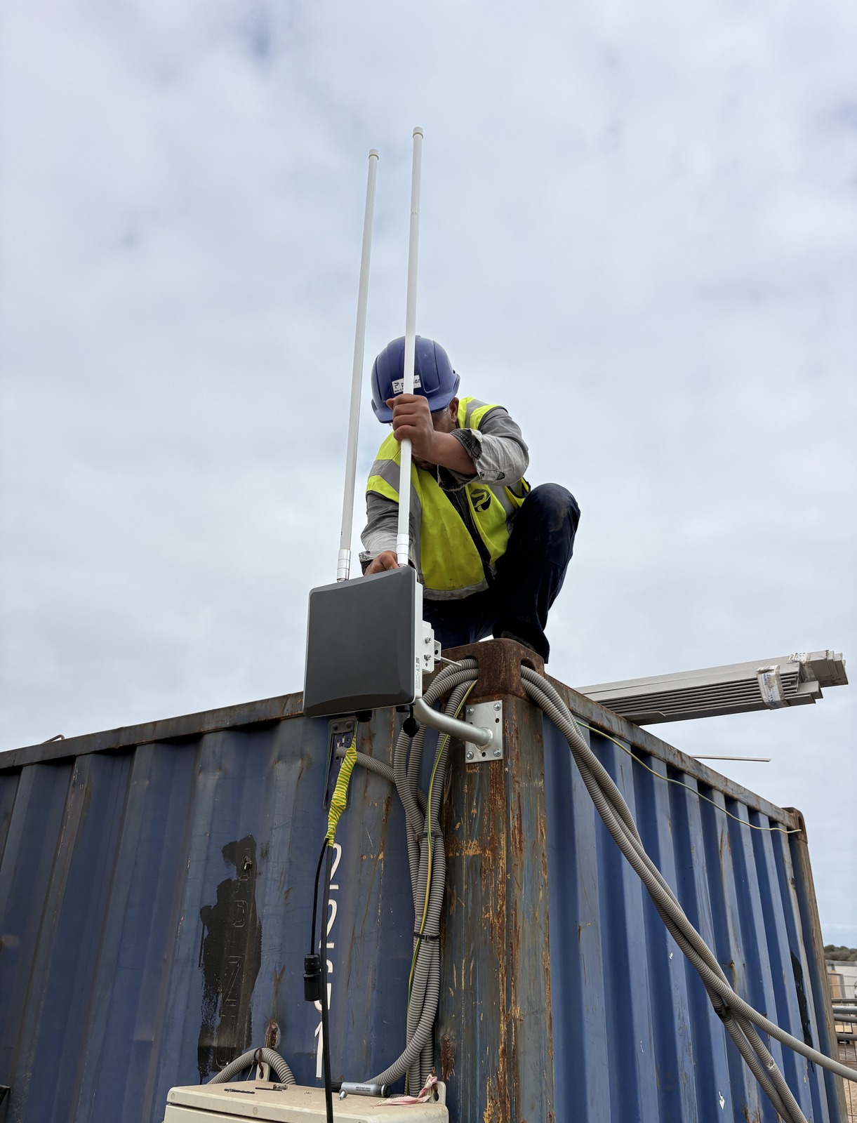 Técnico instalando la antena de telemetría en un contenedor de obra de Sidi Rahal