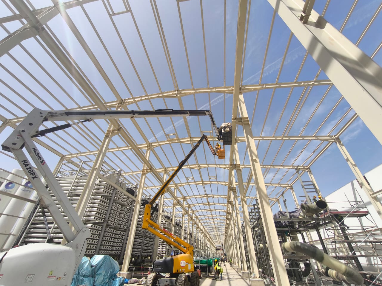 Obra de la desaladora de Sidi Rahal, en Casablanca, con estructura metálica y grúas